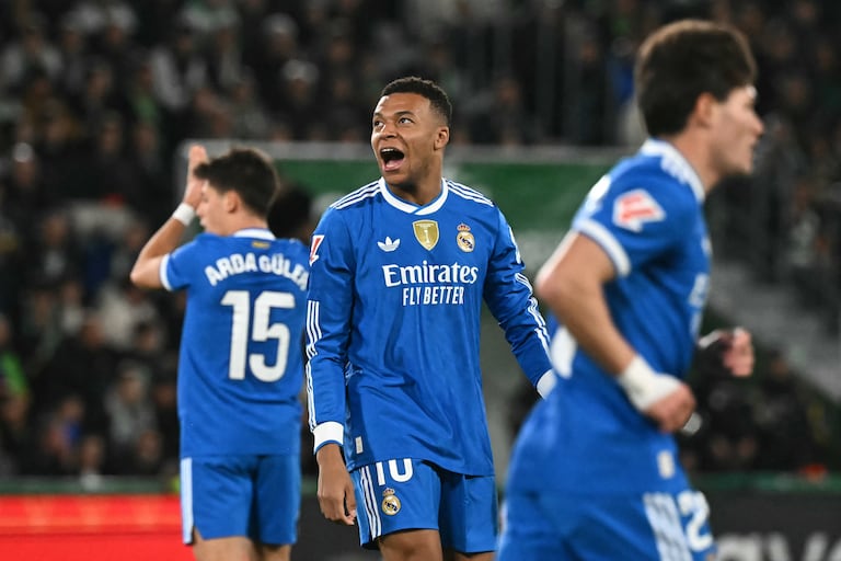 Real Madrid's French forward #10 Kylian Mbappe reacts during the Spanish league football match between Elche CF and Real Madrid CF at Martinez Valero Stadium in Elche on November 23, 2025. (Photo by JOSE JORDAN / AFP)