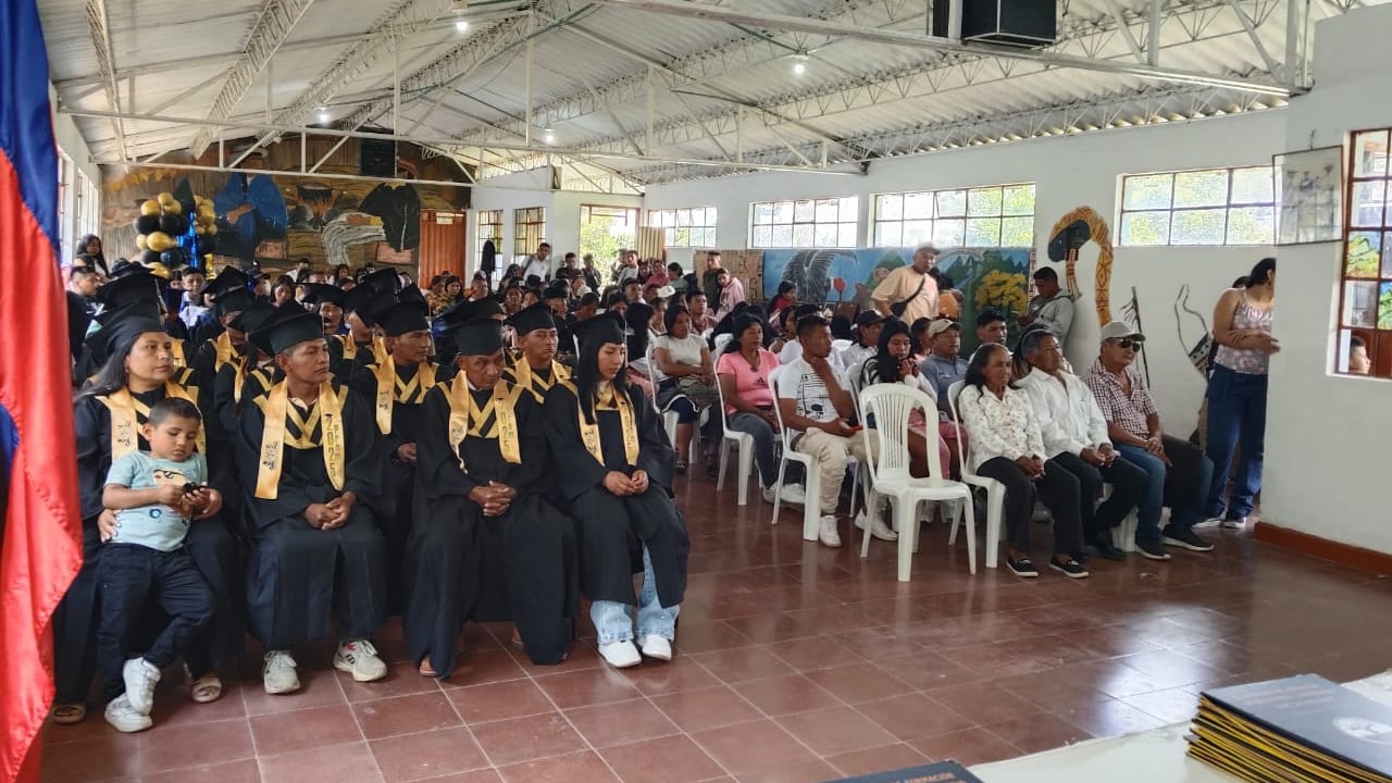 Como parte de este compromiso, esta semana 89 personas culminaron sus estudios de educación básica y media en el departamento del Cauca, obteniendo su título de bachilleres gracias a los Modelos Educativos Flexibles ‘Tejiendo Saberes’ y ‘Maestro Itinerante’, dos estrategias que permiten llevar procesos educativos a zonas rurales dispersas, a espacios de reincorporación y a territorios afectados históricamente por el conflicto.