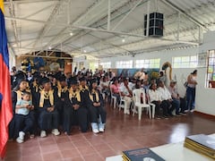 Como parte de este compromiso, esta semana 89 personas culminaron sus estudios de educación básica y media en el departamento del Cauca, obteniendo su título de bachilleres gracias a los Modelos Educativos Flexibles ‘Tejiendo Saberes’ y ‘Maestro Itinerante’, dos estrategias que permiten llevar procesos educativos a zonas rurales dispersas, a espacios de reincorporación y a territorios afectados históricamente por el conflicto.