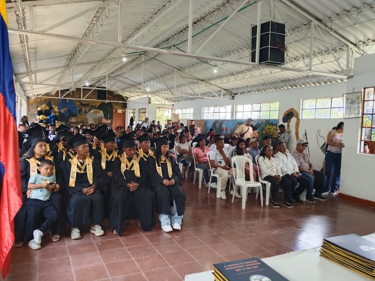Como parte de este compromiso, esta semana 89 personas culminaron sus estudios de educación básica y media en el departamento del Cauca, obteniendo su título de bachilleres gracias a los Modelos Educativos Flexibles ‘Tejiendo Saberes’ y ‘Maestro Itinerante’, dos estrategias que permiten llevar procesos educativos a zonas rurales dispersas, a espacios de reincorporación y a territorios afectados históricamente por el conflicto.