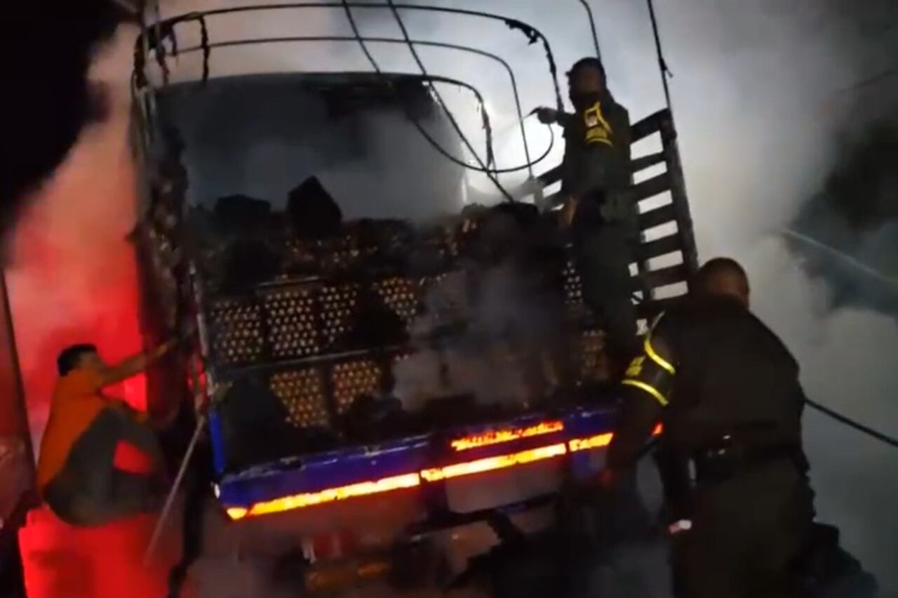 Los uniformados lograron conectar una manguera jardinera a uno de los grifos ubicados frente a una de las viviendas de los costados de la carretera Panamericana, facilitando así atender esta emergencia.