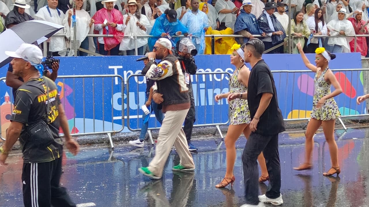 La lluvia no da tregua en el Salsódromo, pero tampoco ha logrado apagar el ánimo.