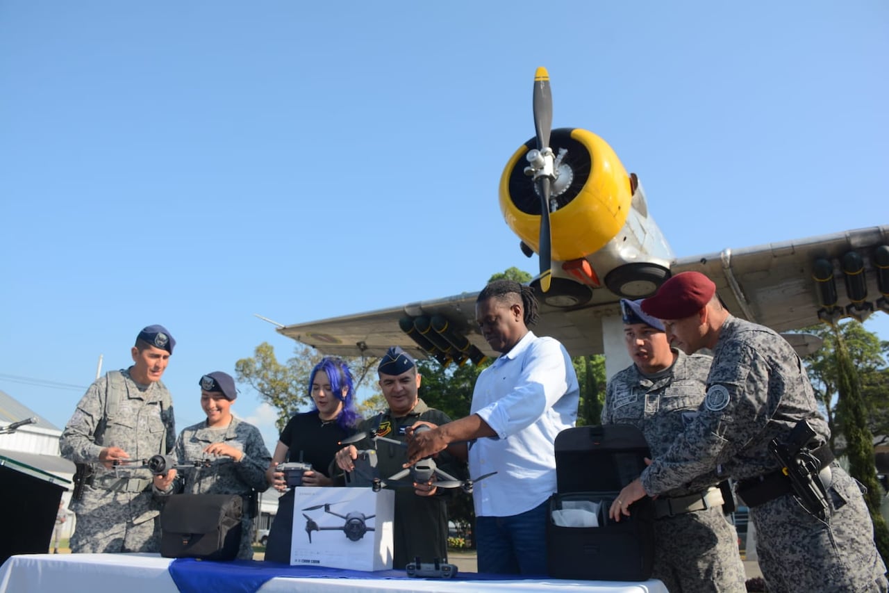 Entrega de drones a la Base Marco Fidel Suárez en Cali.