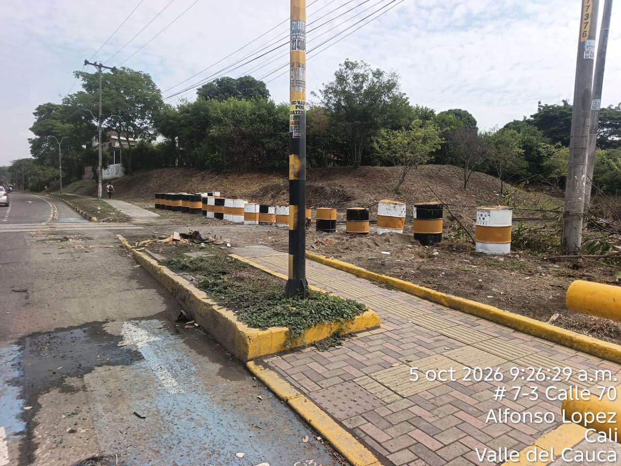 El reordenamiento de los cerramientos con canecas pintadas hizo parte de las adecuaciones físicas para proteger el espacio público.