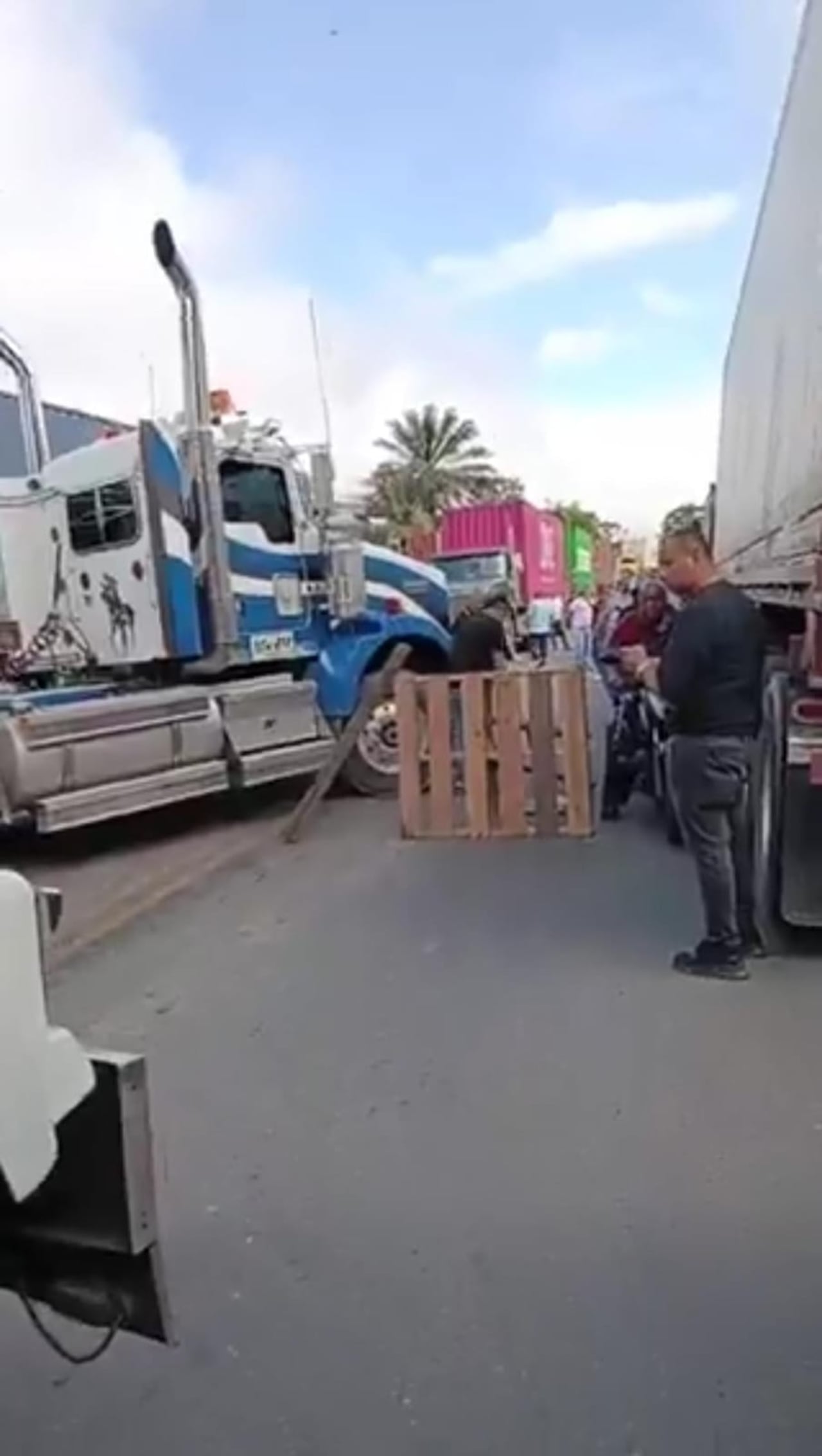 Los conductores parquearon sus vehículos al lado y lado de la vía para evitar el paso.