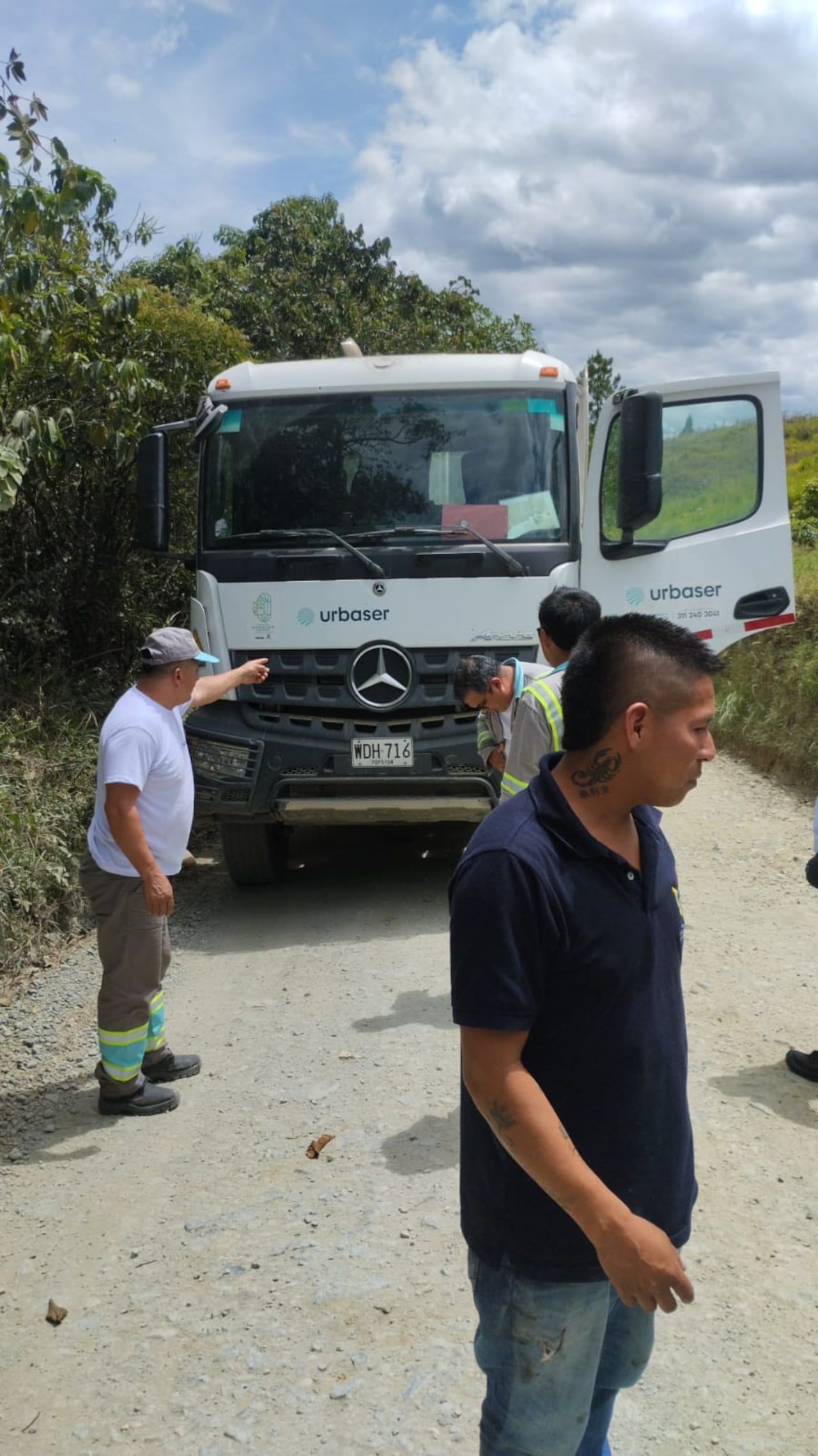 Los daños en vidrios y cabina evidencian la intensidad del ataque armado ocurrido en sectores rurales como La Yunga, corredor utilizado para el transporte de residuos sólidos.