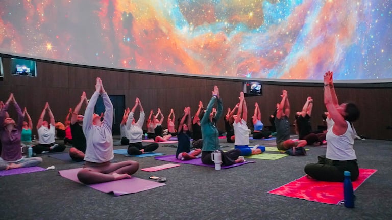 La clase de Yoga Cósmico en Yawa Centro de Ciencia, Arte y Tecnología integrará movimiento, respiración e imágenes inmersivas del universo.