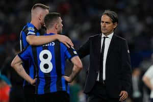 El entrenador en jefe del Inter de Milán, Simone Inzaghi, a la derecha, consuela a sus jugadores al final del partido de fútbol final de la Liga de Campeones entre el Manchester City y el Inter de Milán en el Estadio Olímpico Ataturk en Estambul, Turquía, el domingo 11 de junio de 2023. El Manchester City derrotó al Inter de Milán. 1-0. (Foto AP/Antonio Calanni)