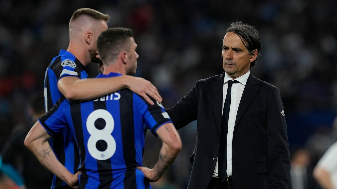 El entrenador en jefe del Inter de Milán, Simone Inzaghi, a la derecha, consuela a sus jugadores al final del partido de fútbol final de la Liga de Campeones entre el Manchester City y el Inter de Milán en el Estadio Olímpico Ataturk en Estambul, Turquía, el domingo 11 de junio de 2023. El Manchester City derrotó al Inter de Milán. 1-0. (Foto AP/Antonio Calanni)
