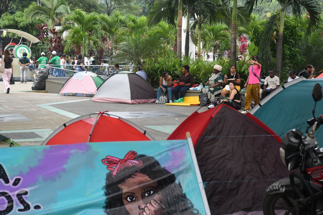 Cali: Protesta de la Minga Indígena Cali en la Plazoleta Jairo Varela. Exigiendo vivienda digna