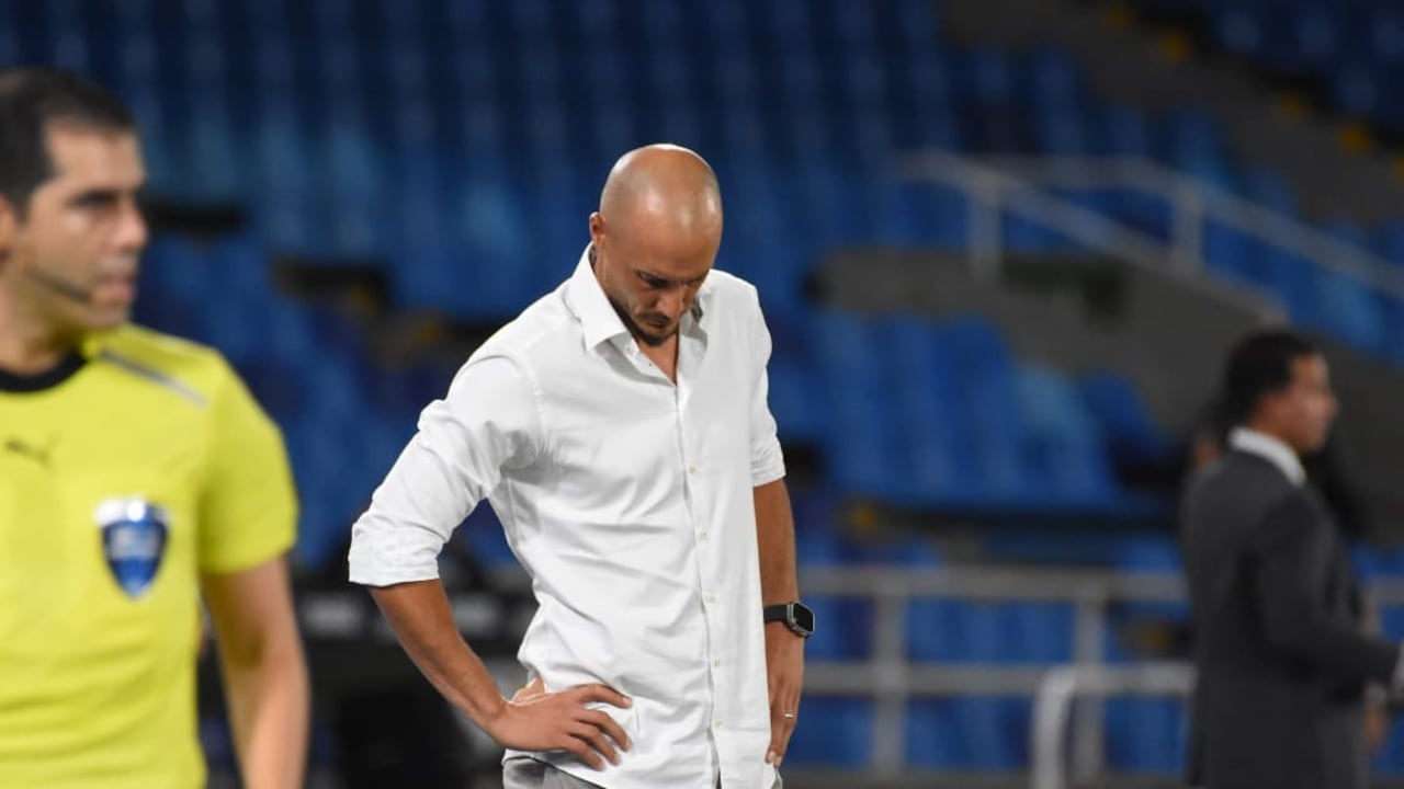 David González, técnico del América de Cali, se lamenta tras la eliminación de su equipo en la Copa Sudamericana.
