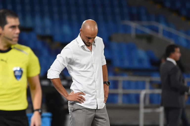 David González, técnico del América de Cali, se lamenta tras la eliminación de su equipo en la Copa Sudamericana.