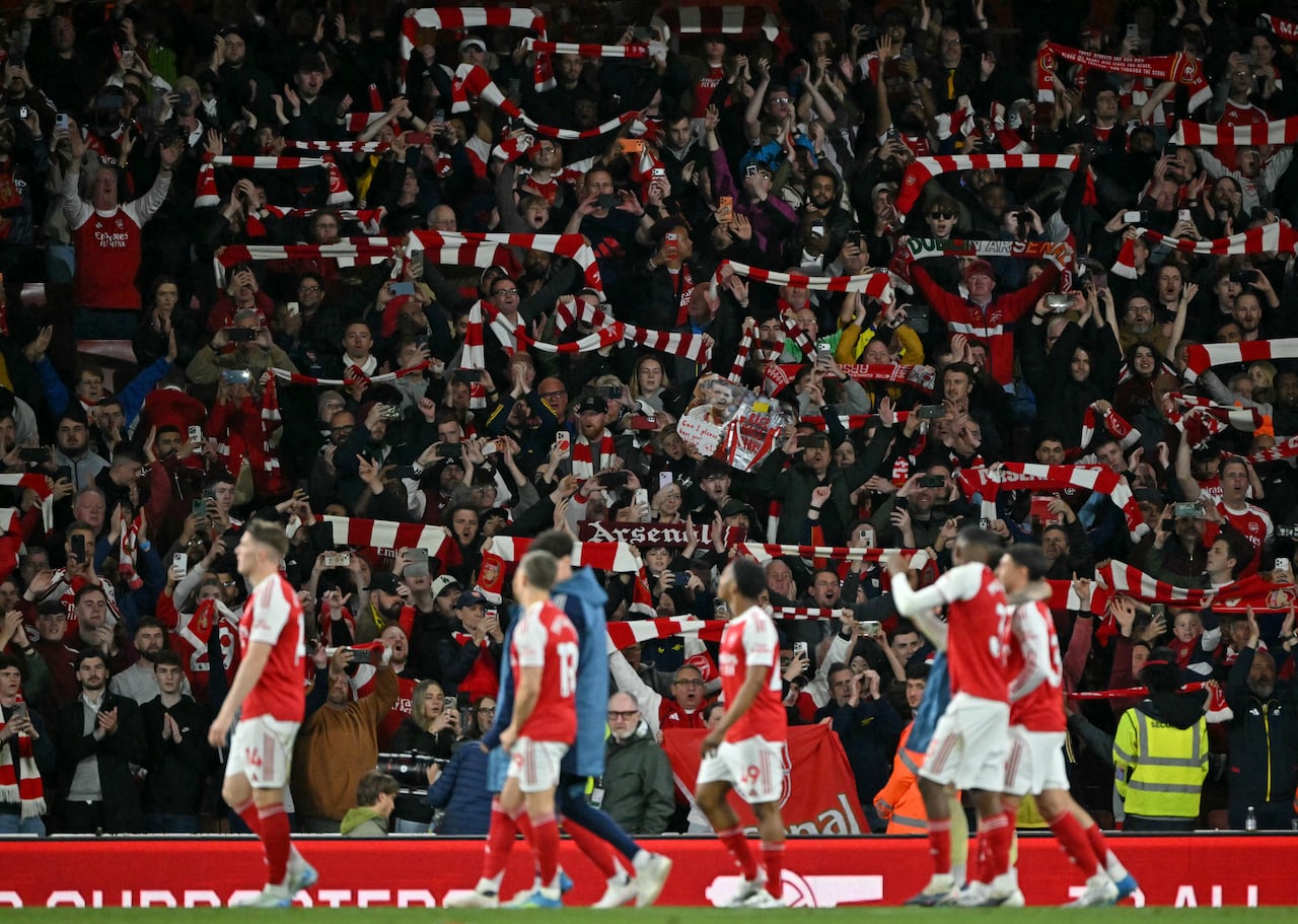 Los aficionados del Arsenal vitorean a los jugadores tras el partido de la Premier League inglesa entre el Arsenal y el Burnley en el Emirates Stadium de Londres el 18 de mayo de 2026. (Foto de Glyn KIRK / AFP)