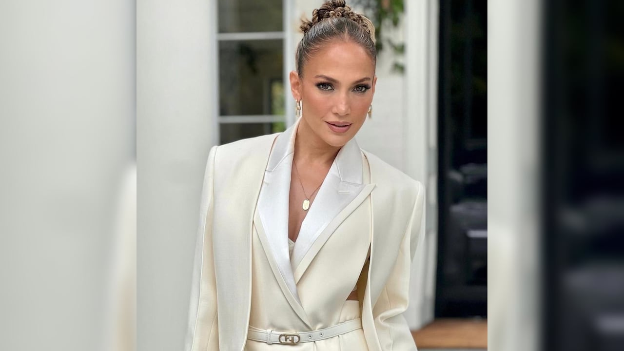 Jennifer López tiene el secreto infalible para tener una piel de porcelana. Foto: Instagram @jlo.