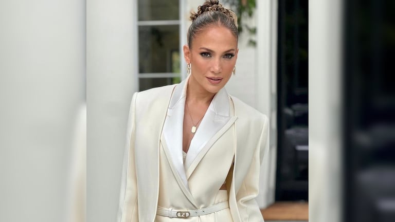 Jennifer López tiene el secreto infalible para tener una piel de porcelana. Foto: Instagram @jlo.