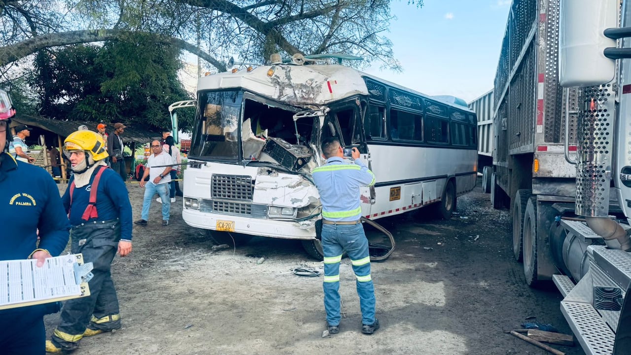 Accidente de tránsito en la vía Palmira–Amaime. Se observa colisión entre un bus y un tren cañero.