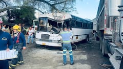 Accidente de tránsito en la vía Palmira–Amaime. Se observa colisión entre un bus y un tren cañero.