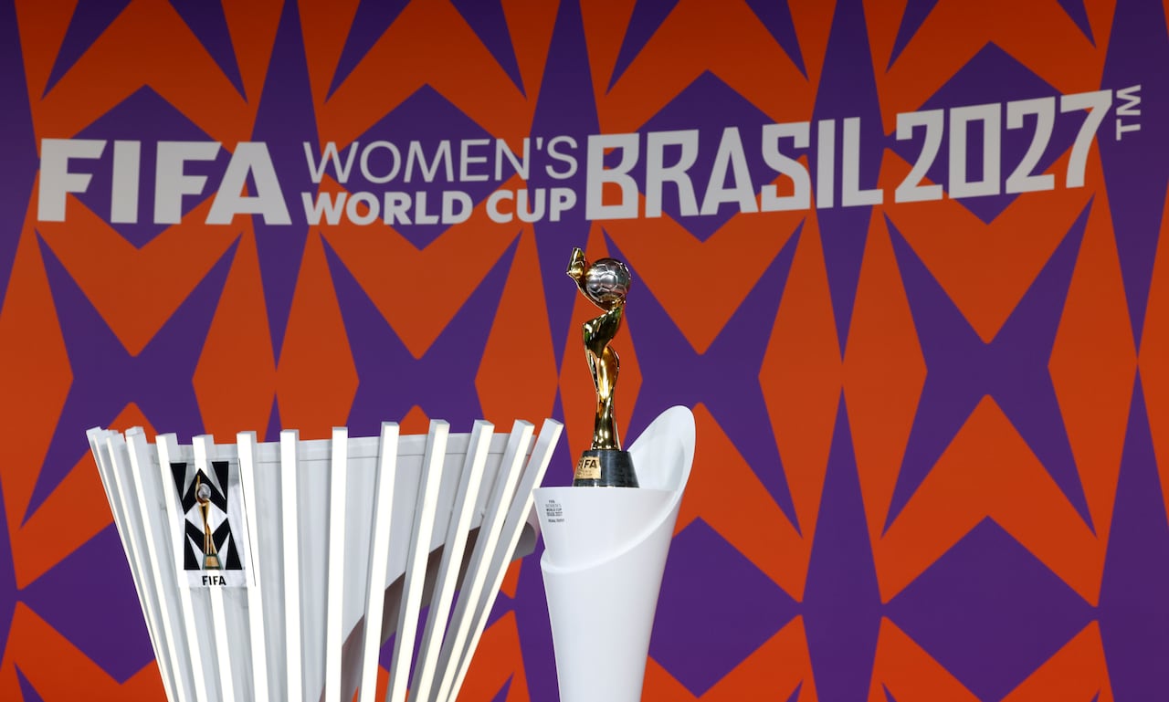 Vista general del trofeo de la Copa Mundial Femenina de la FIFA durante el sorteo el sorteo del torneo de repechaje, en Zúrich, Suiza.