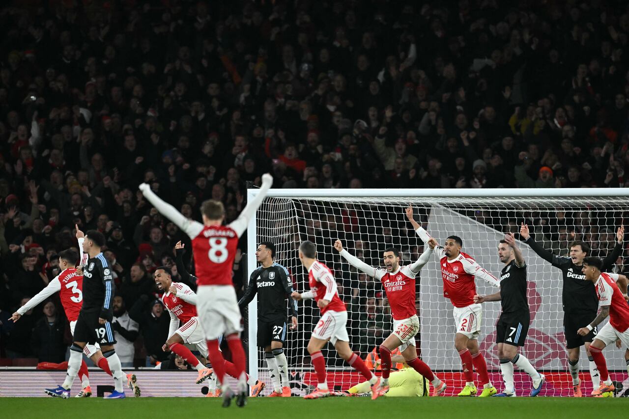 El defensa brasileño del Arsenal, Gabriel Magalhaes (3i), celebra con sus compañeros el primer gol del equipo durante el partido de la Premier League inglesa entre el Arsenal y el Aston Villa en el Emirates Stadium de Londres, el 30 de diciembre de 2025. (Foto: Ben STANSALL / AFP)