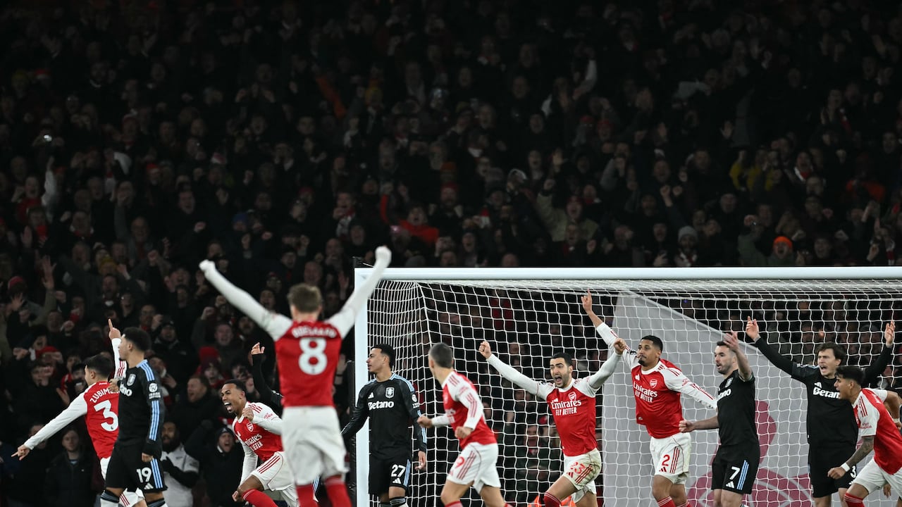 El defensa brasileño del Arsenal, Gabriel Magalhaes (3i), celebra con sus compañeros el primer gol del equipo durante el partido de la Premier League inglesa entre el Arsenal y el Aston Villa en el Emirates Stadium de Londres, el 30 de diciembre de 2025. (Foto: Ben STANSALL / AFP)