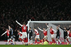 El defensa brasileño del Arsenal, Gabriel Magalhaes (3i), celebra con sus compañeros el primer gol del equipo durante el partido de la Premier League inglesa entre el Arsenal y el Aston Villa en el Emirates Stadium de Londres, el 30 de diciembre de 2025. (Foto: Ben STANSALL / AFP)