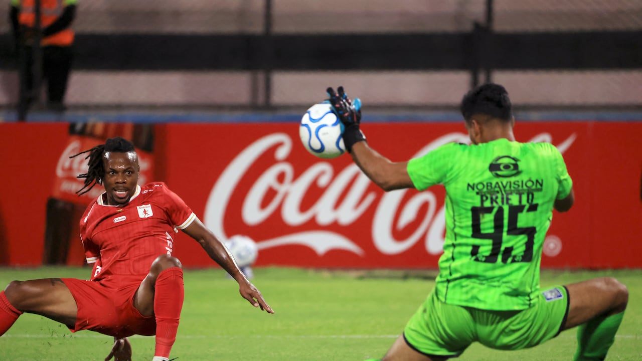 El mediocampista venezolano del América de Cali, Jhon Murillo (n.° 07), y el portero del Alianza Atlético, Daniel Prieto (n.° 95), luchan por el balón durante el partido de la fase de grupos de la Copa Sudamericana entre el Alianza Atlético de Perú y el América de Cali de Colombia, disputado en el estadio Miguel Grau del Callao en Bellavista, región del Callao, Perú, el 6 de mayo de 2026. (Foto de Connie FRANCE / AFP)