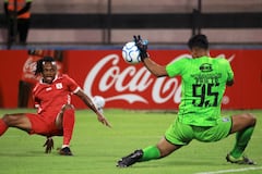 El mediocampista venezolano del América de Cali, Jhon Murillo (n.° 07), y el portero del Alianza Atlético, Daniel Prieto (n.° 95), luchan por el balón durante el partido de la fase de grupos de la Copa Sudamericana entre el Alianza Atlético de Perú y el América de Cali de Colombia, disputado en el estadio Miguel Grau del Callao en Bellavista, región del Callao, Perú, el 6 de mayo de 2026. (Foto de Connie FRANCE / AFP)