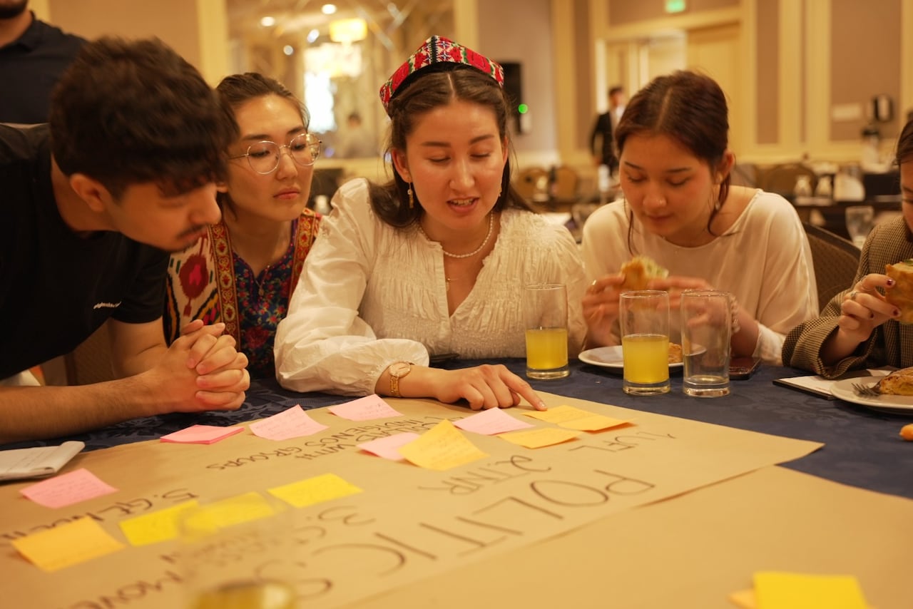 Jóvenes de la diáspora Uigur expusieron en Guatemala los casos de violaciones sistemáticas a los derechos humanos de su comunidad y el drama de sus familias en la Región Autónoma de Xinjiang, en el noroeste de China.