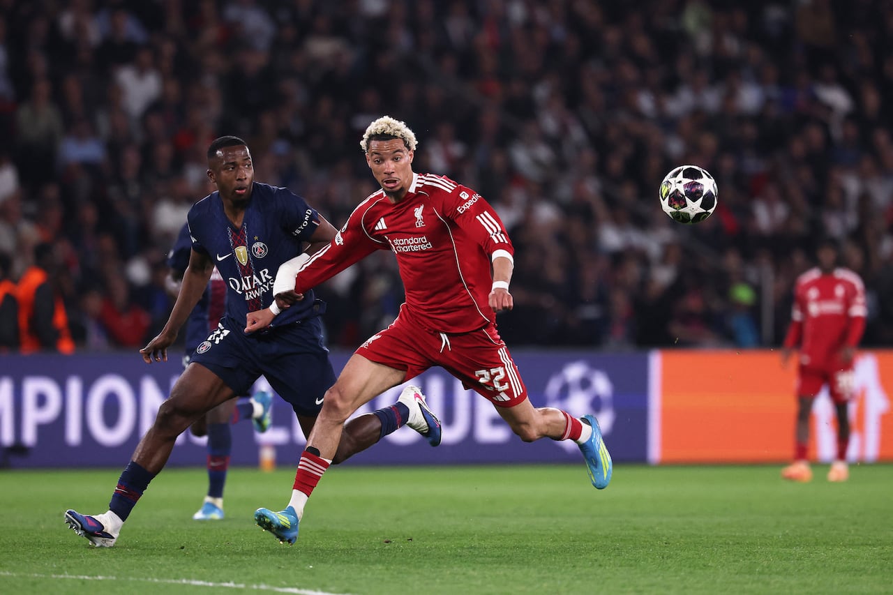 El delantero francés del Liverpool, Hugo Ekitike (derecha), número 22, disputa el balón con el defensa ecuatoriano del Paris Saint-Germain, Willian Pacho (número 51), durante el partido de ida de los cuartos de final de la Liga de Campeones de la UEFA entre el Paris Saint-Germain (PSG) y el Liverpool FC en el Parque de los Príncipes de París, el 8 de abril de 2026. (Foto de FRANCK FIFE / AFP)