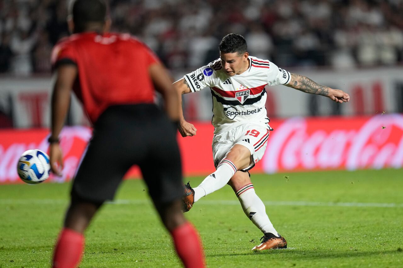 James Rodríguez, del Sao Paulo de Brasil, dispara y falla durante la tanda de penales de un partido de fútbol de vuelta de los cuartos de final de la Copa Sudamericana contra la Liga Deportiva Universitaria de Ecuador en el estadio Morumbi en Sao Paulo, Brasil, el jueves 31 de agosto de 2023. Liga de Ecuador Deportiva Universitaria ganó la tanda de penaltis por fallo de James y avanzó a las semifinales del torneo. (Foto AP/André Penner)
