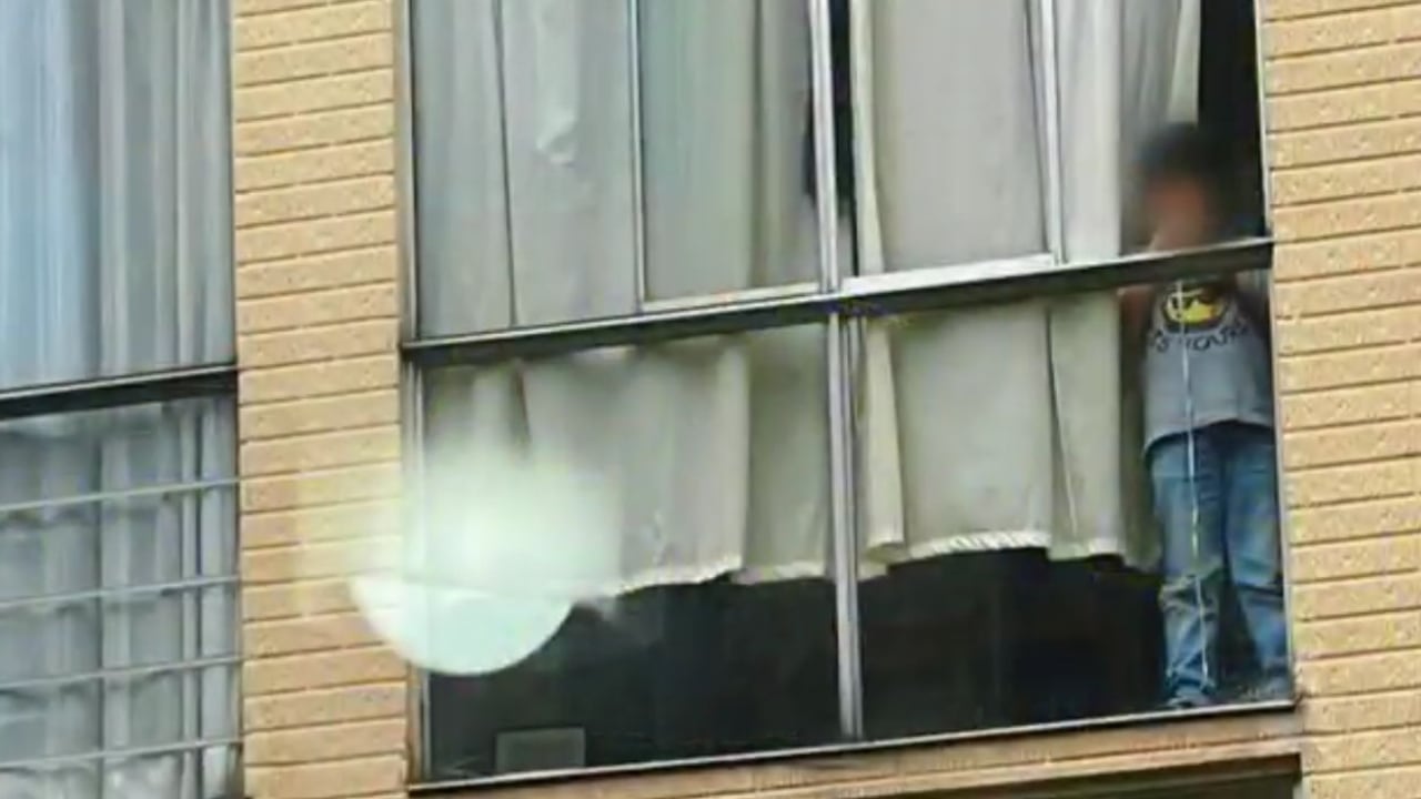 Vecinos alertaron a las autoridades tras ver al menor asomado por la ventana de un tercer piso en Suba, Bogotá.