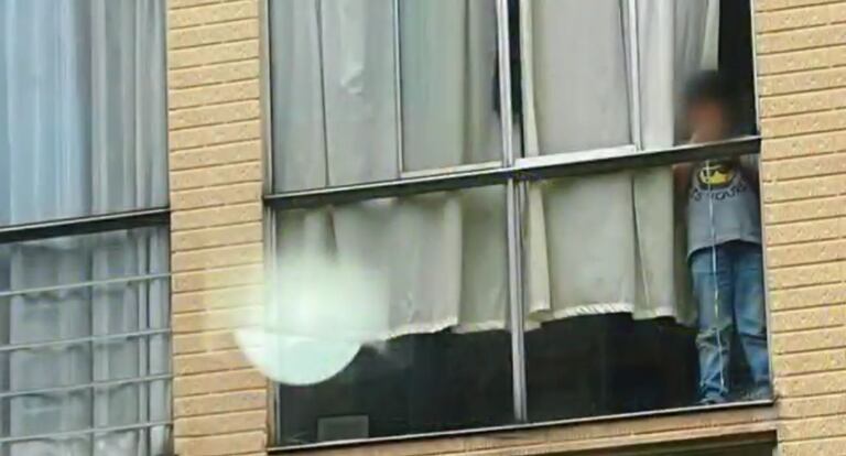 Vecinos alertaron a las autoridades tras ver al menor asomado por la ventana de un tercer piso en Suba, Bogotá.