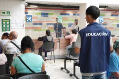 Entrega de tarjetas MIO a estudiantes