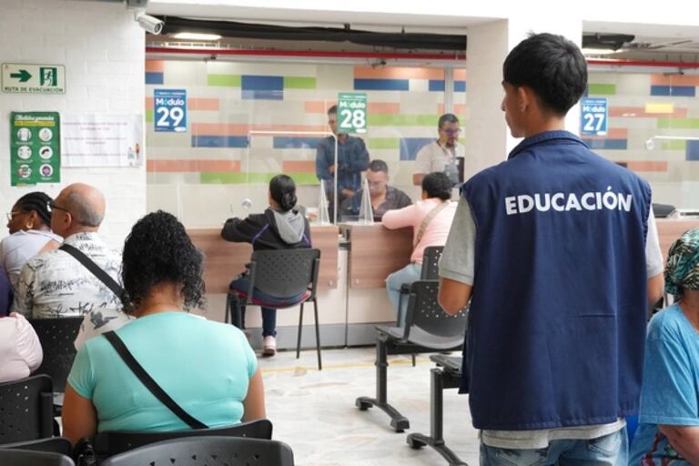 Entrega de tarjetas MIO a estudiantes