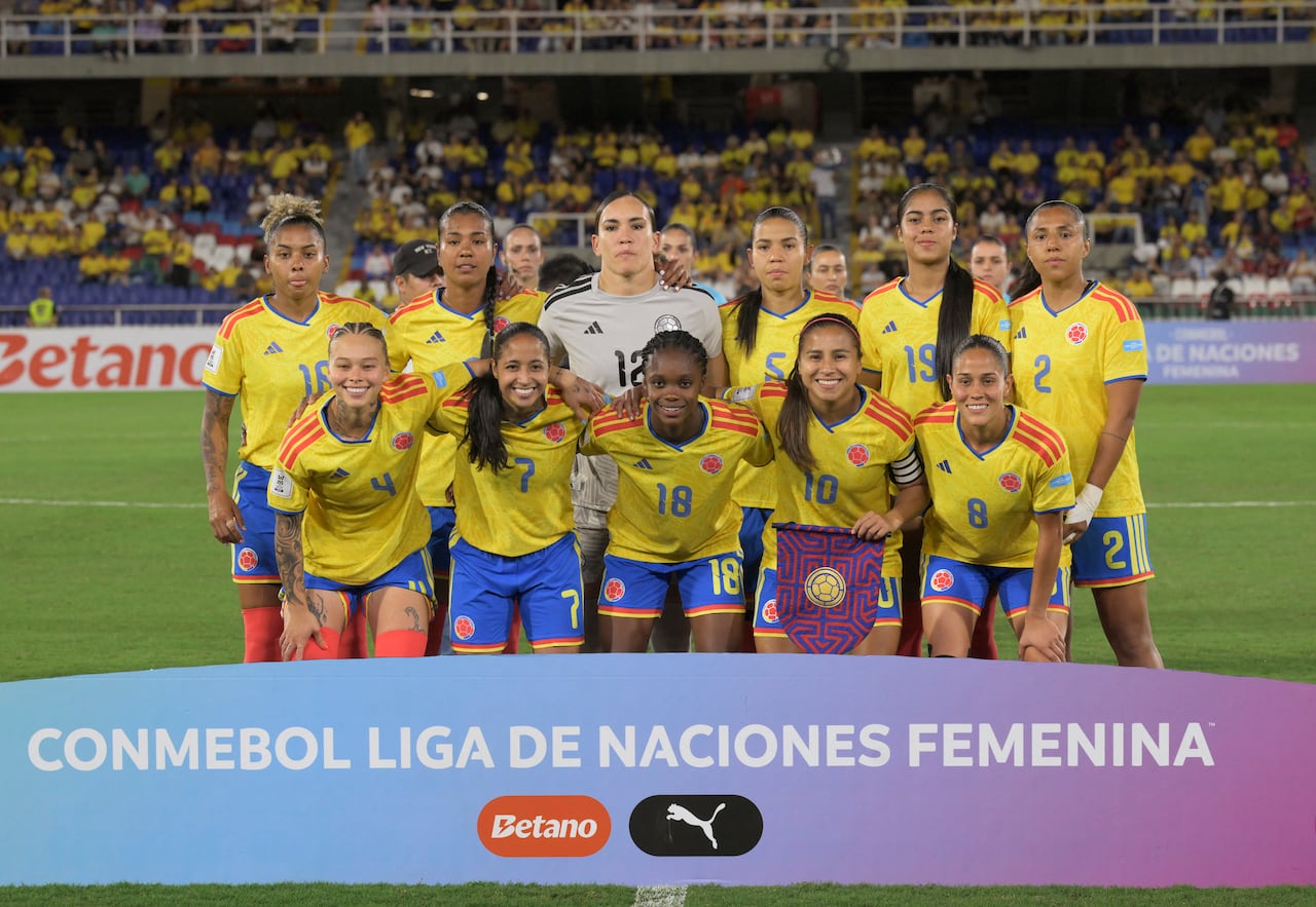 Jugadoras colombianas posan para las fotos antes del partido de la Liga de Naciones Femenina de la CONMEBOL entre Colombia y Venezuela en el estadio Olímpico Pascual Guerrero en Cali, Valle del Cauca, Colombia, el 10 de abril de 2026. (Foto de Joaquín Sarmiento / AFP)