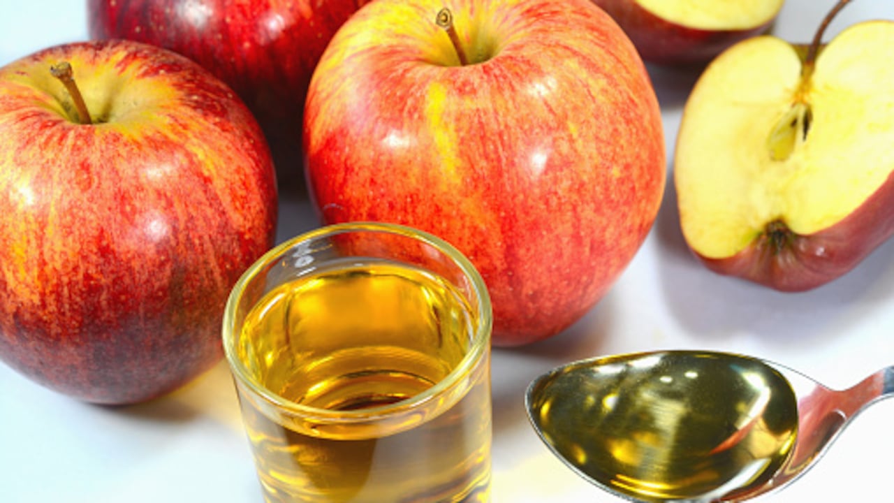 Los beneficios y los efectos adversos del vinagre de manzana.