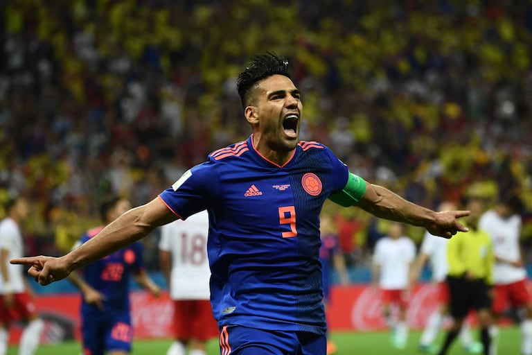 El delantero colombiano Falcao celebra tras anotar durante el partido del Grupo H del Mundial Rusia 2018 entre Polonia y Colombia en el Kazan Arena de Kazán el 24 de junio de 2018. (Foto de Jewel SAMAD / AFP)