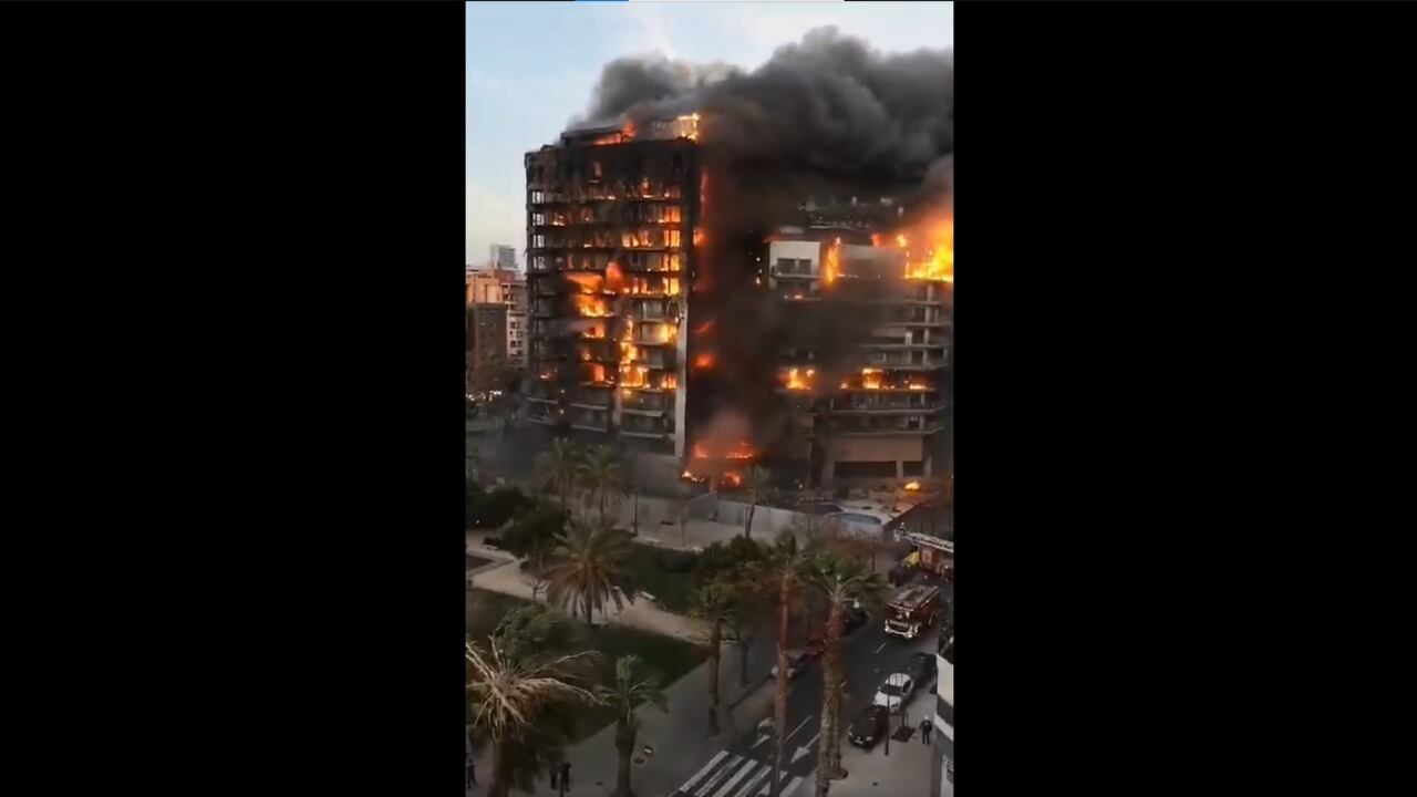 Incendio en Valencia consume edificio de 14 pisos. Foto tomada de X @fanaticzenn