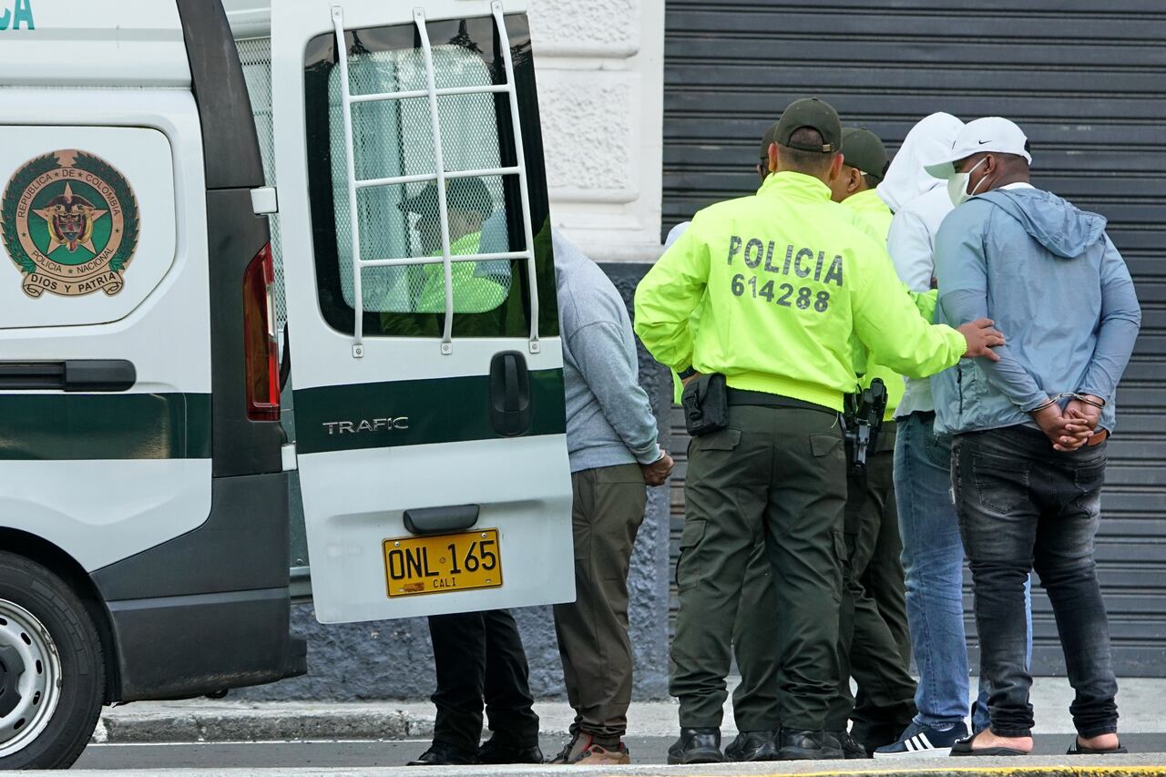 Cae bodega de fusiles en Cali; capturan a ocho presuntos delincuentes tras fuerte balacera contra la Policía