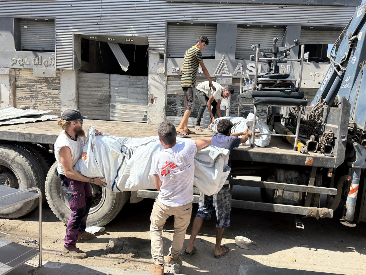 Familias desplazadas sobreviven en tiendas improvisadas en distintos sectores de Gaza, expuestas al frío, la escasez de agua potable y el hacinamiento.