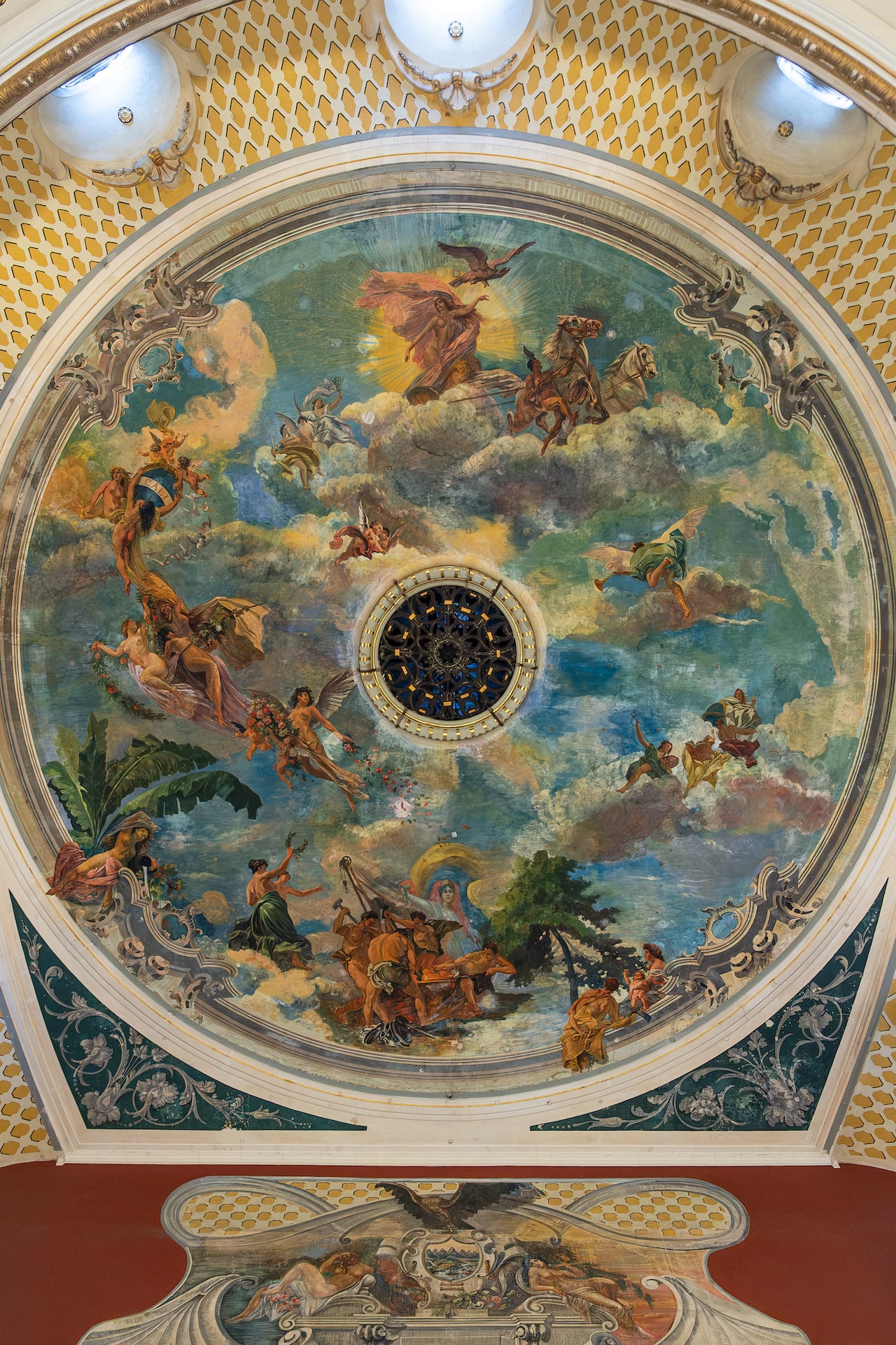 Las pinturas del plafón (techo) del Teatro Municipal Enrique Buenaventura en Cali son obra del artista Mauricio Ramelli, un muralista de origen italiano afincado en Colombia