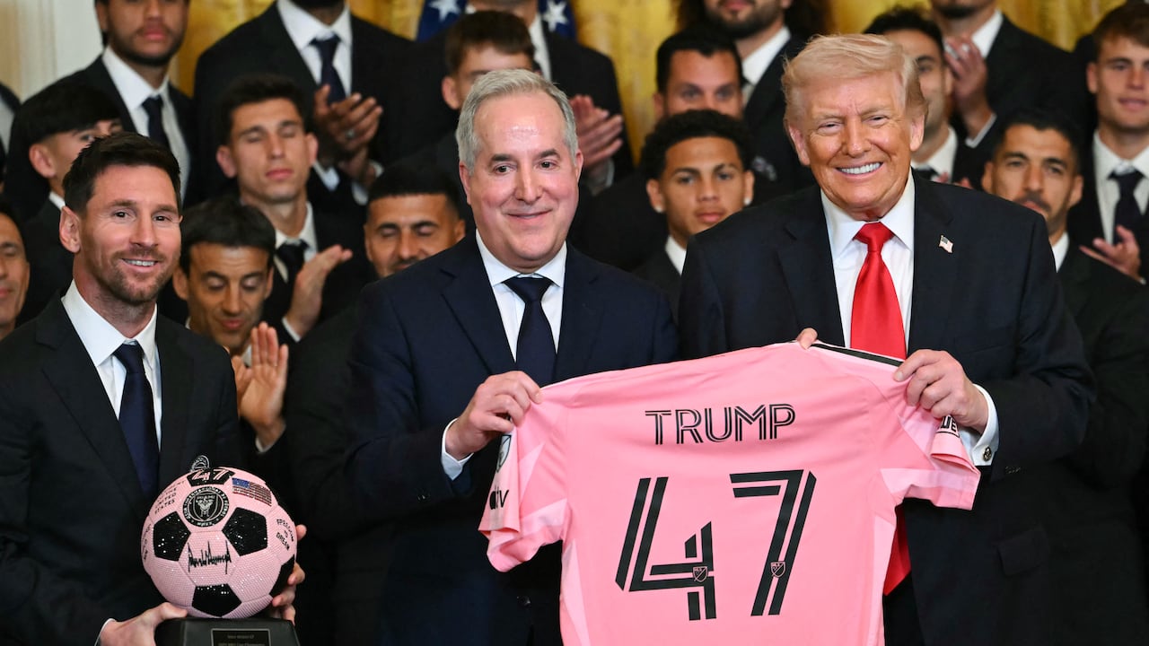 El delantero argentino del Inter Miami, Lionel Messi, el dueño del Inter Miami, Jorge Mas, y el presidente de Estados Unidos, Donald Trump, posan con una camiseta del 47 y un balón autografiado durante un evento en honor al Inter Miami CF, ganador de la Major League Soccer Cup 2025, en el Salón Este de la Casa Blanca en Washington, DC, el 5 de marzo de 2026. (Foto de ANDREW CABALLERO-REYNOLDS / AFP)