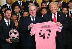 El delantero argentino del Inter Miami, Lionel Messi, el dueño del Inter Miami, Jorge Mas, y el presidente de Estados Unidos, Donald Trump, posan con una camiseta del 47 y un balón autografiado durante un evento en honor al Inter Miami CF, ganador de la Major League Soccer Cup 2025, en el Salón Este de la Casa Blanca en Washington, DC, el 5 de marzo de 2026. (Foto de ANDREW CABALLERO-REYNOLDS / AFP)