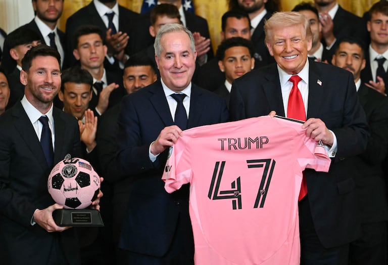 El delantero argentino del Inter Miami, Lionel Messi, el dueño del Inter Miami, Jorge Mas, y el presidente de Estados Unidos, Donald Trump, posan con una camiseta del 47 y un balón autografiado durante un evento en honor al Inter Miami CF, ganador de la Major League Soccer Cup 2025, en el Salón Este de la Casa Blanca en Washington, DC, el 5 de marzo de 2026. (Foto de ANDREW CABALLERO-REYNOLDS / AFP)