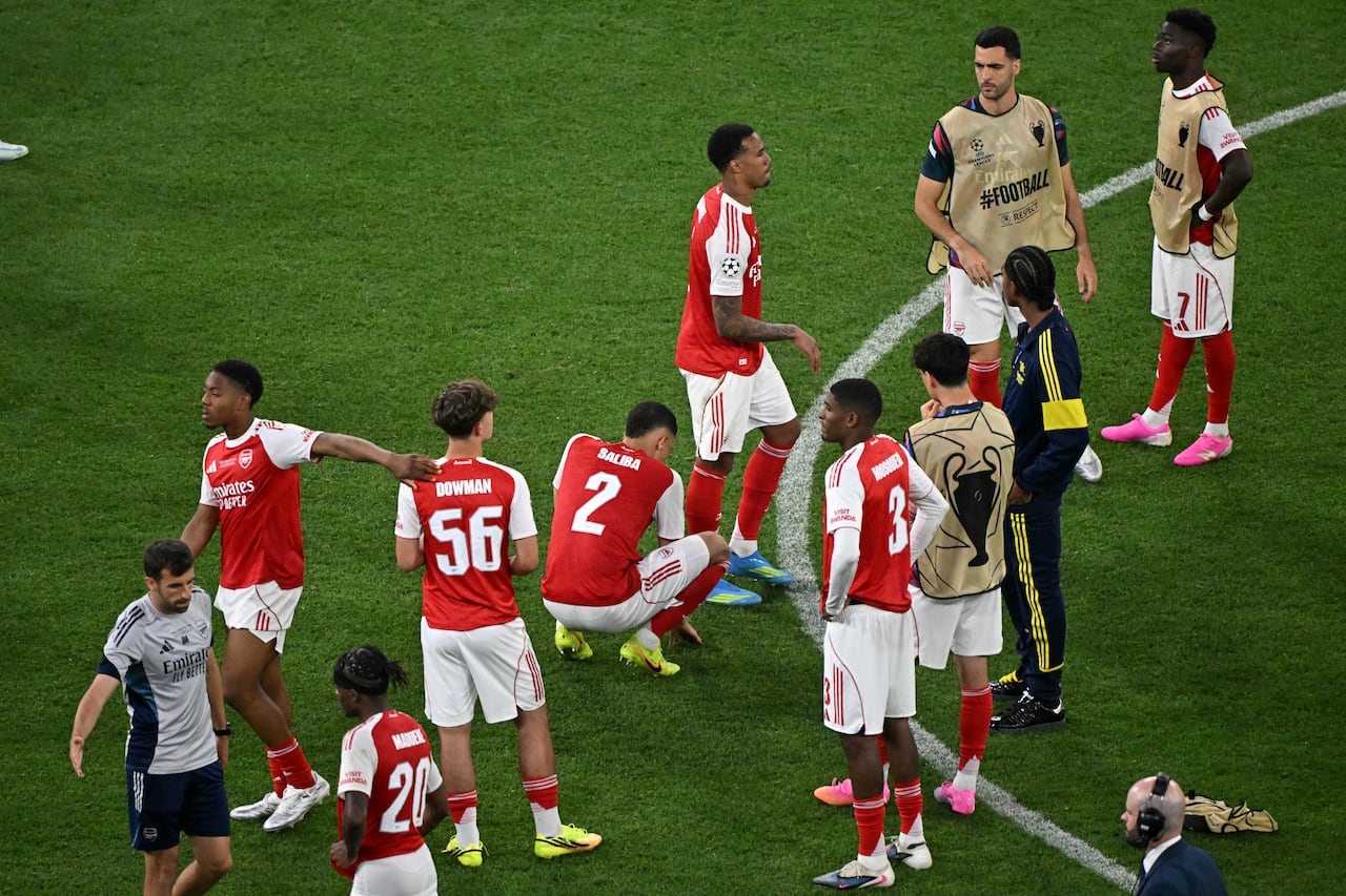 Los jugadores del Arsenal reaccionan tras perder la final de la Liga de Campeones de la UEFA entre el Paris Saint-Germain (PSG) y el Arsenal FC en el Puskás Arena de Budapest el 30 de mayo de 2026. (Foto de Attila KISBENDEK / AFP)