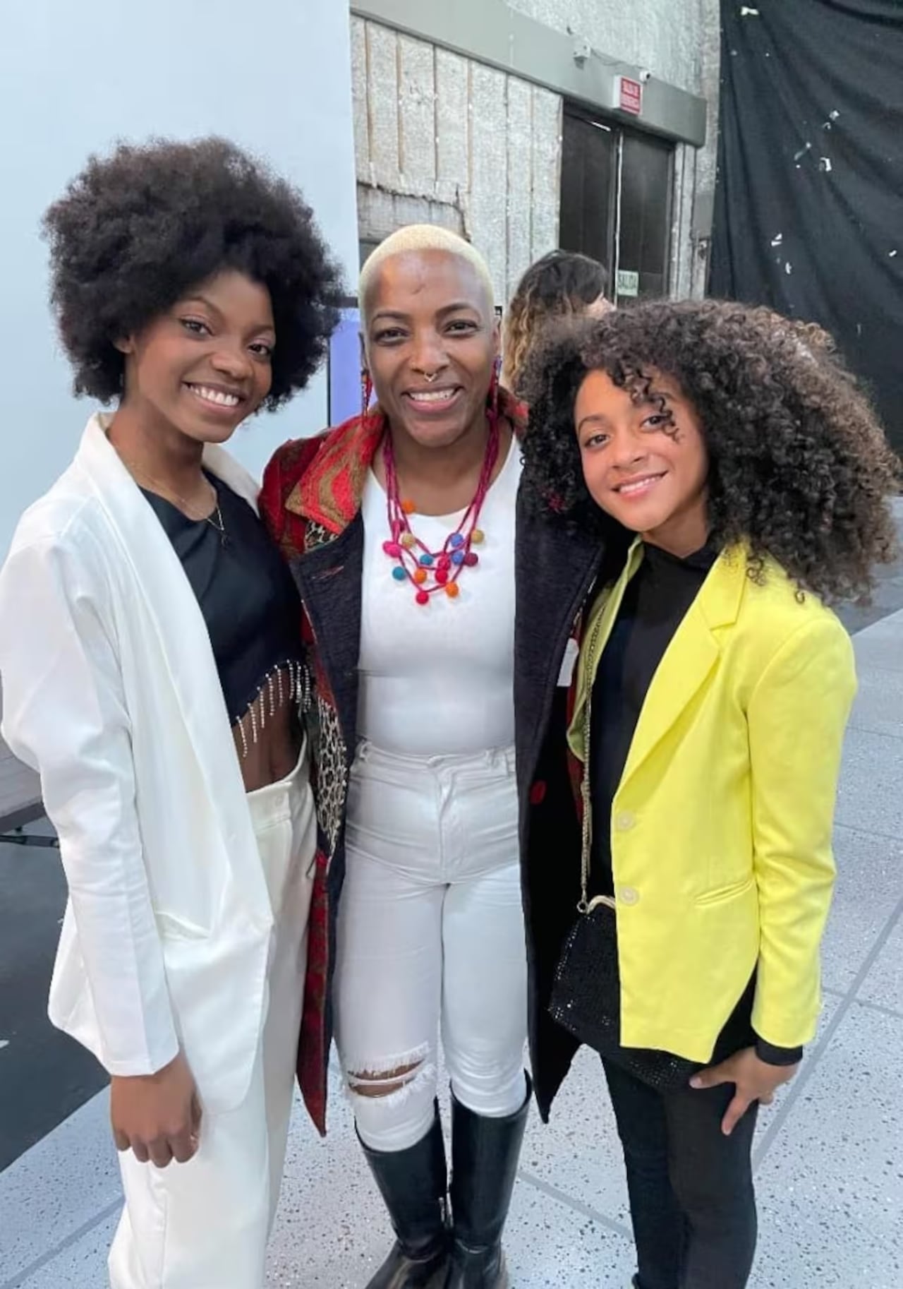 Paola González y Marggy Selene, las actrices junto a la verdadera María Roa (en el medio).