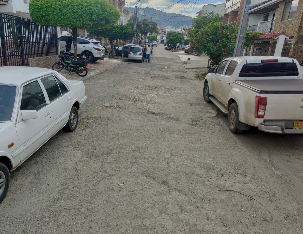 La vía en la calle 31A #10A-140, en el barrio Colseguros, permanece inconclusa desde hace más de una década, según denuncia de residentes.