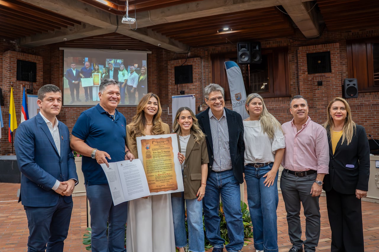 Representantes del Concejo Distrital de Cali y directivos de Chipichape participaron en el acto de entrega de la Exaltación de Honor otorgada al centro comercial en el marco de sus 30 años de operación.