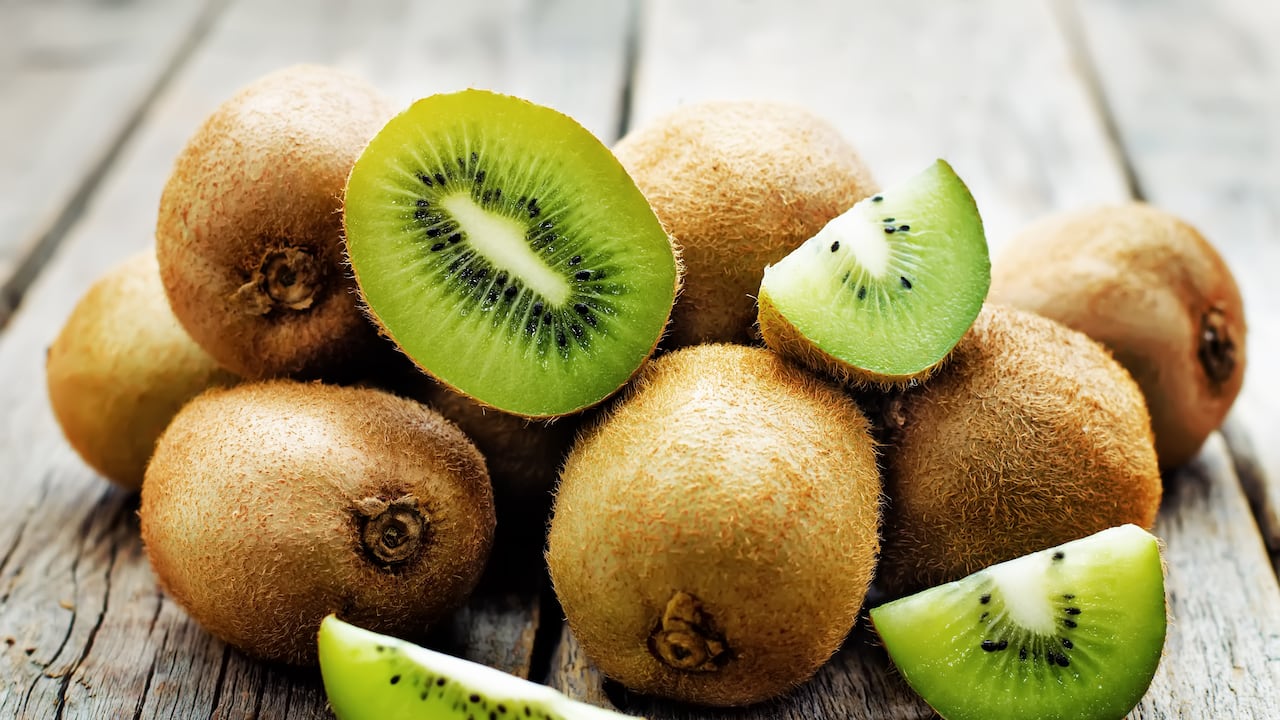 Esta fruta contiene vitamina C.