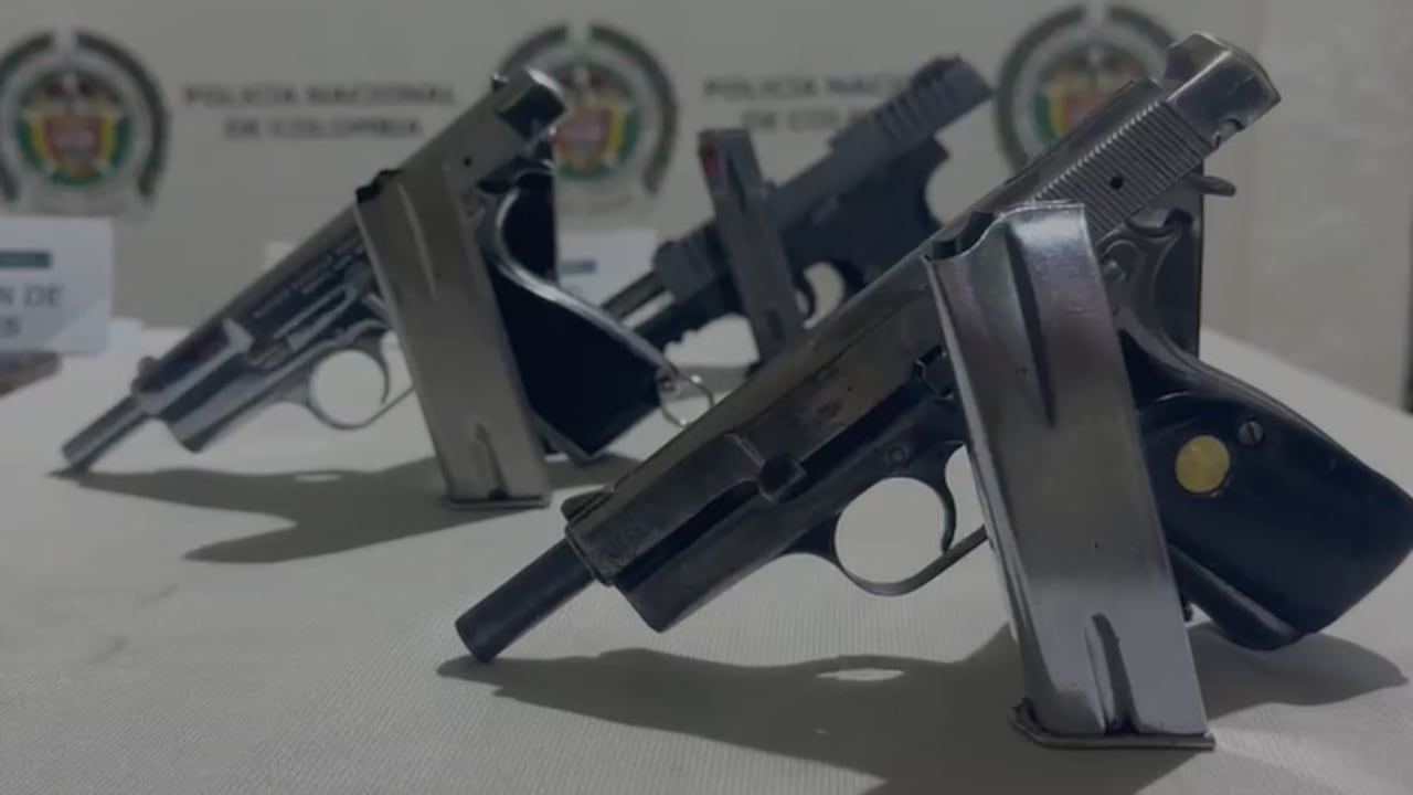 Entre los elementos incautados por las autoridades se encuentran armas de fuego, munición, explosivos y material de interés para la investigación.